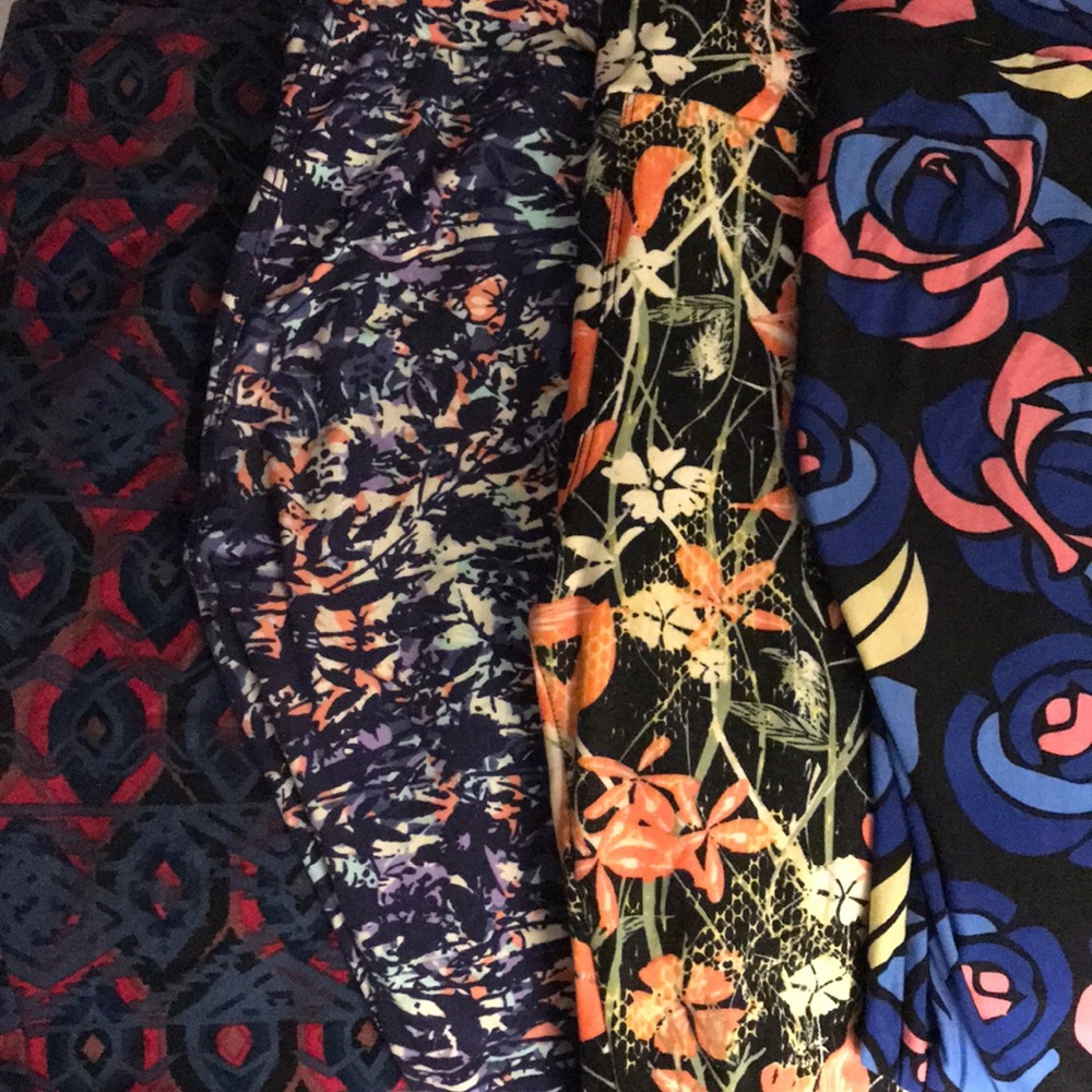 4 Pairs of “onesize” leggings